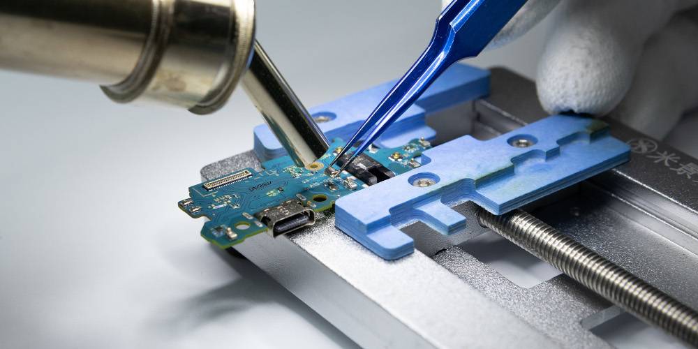 Czym r&oacute;żni się wymiana głośnika, buzera i mikrofonu w smartfonie?